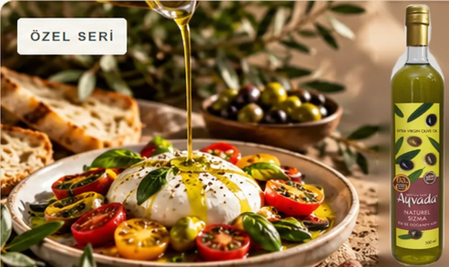 AYVADA 3 Dizyem 500 ml orijinal cam şişesi; taze domatesli burrata üzerinde zeytinyağı ve Ege sofrası