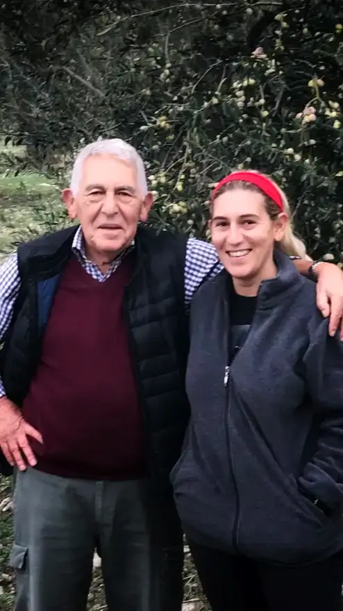 Ayvada zeytinyağı tadım seti için dört kuşak aile üretimini temsil eden Ayvalık zeytinliği fotoğrafı