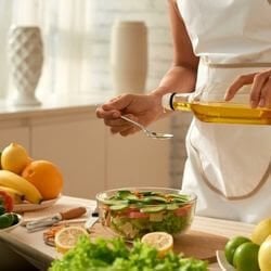 Zeytinyağı ile Yemek Pişirmek Sağlıklı mı? Yanma Noktası ve Püf Noktaları