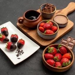 Çikolata Kaplı Çilekler Tarifi