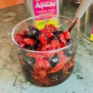 Kuru Domatesli Siyah Zeytin Salatası 370 Gr