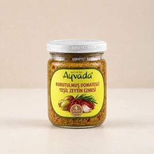 Kurutulmuş domatesli yeşil zeytin salatası