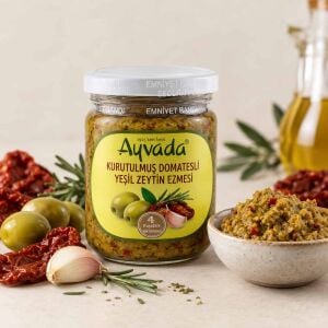 Kurutulmuş domatesli yeşil zeytin salatası
